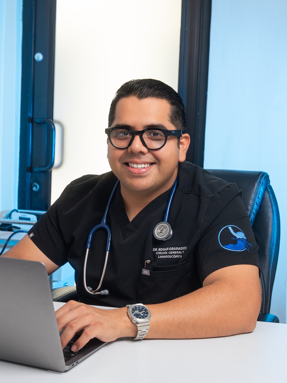 Dr. Edgar Granados en su consultorio